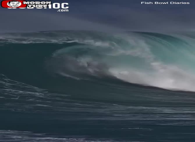 Video :At Peahi, a surfer vanishes under a terrifying wave